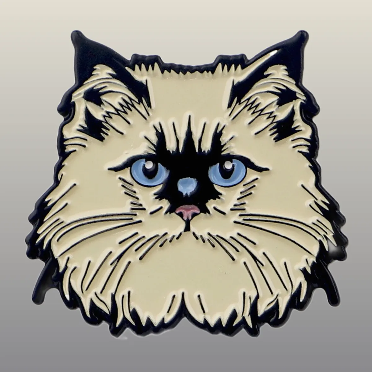 Découvrez notre Pin's Animaux - Chat aux Yeux Bleus, l'accessoire parfait pour les amoureux des animaux. Achetez-le dès maintenant pour ajouter une touche adorable à votre collection !