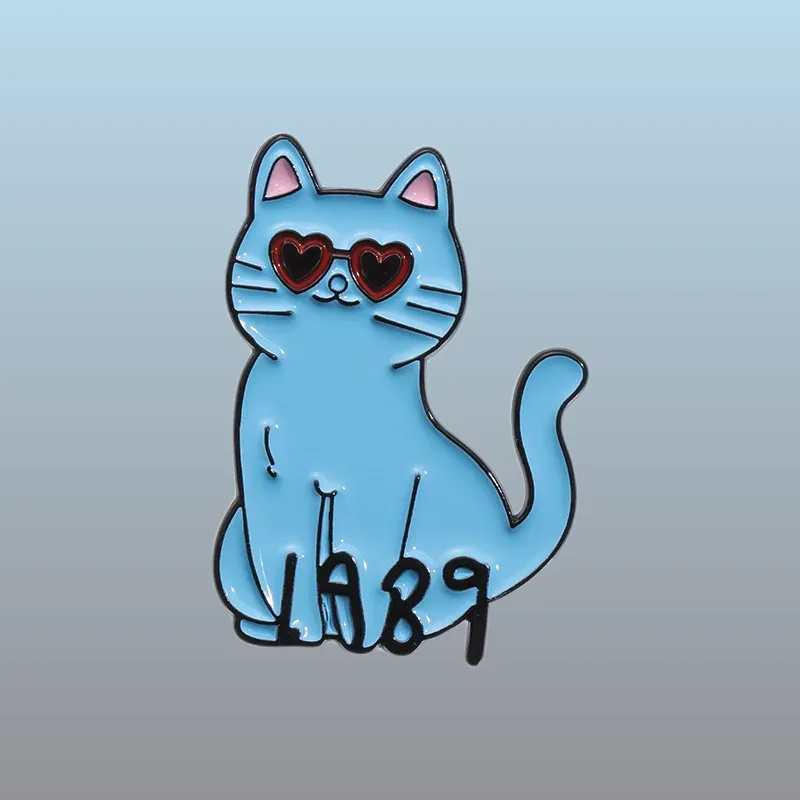 Découvrez notre Pin's Animaux - Chat Love, l'adornment parfait pour exprimer votre passion pour les félins ! Achetez-le maintenant pour ajouter une touche adorable à votre collection.