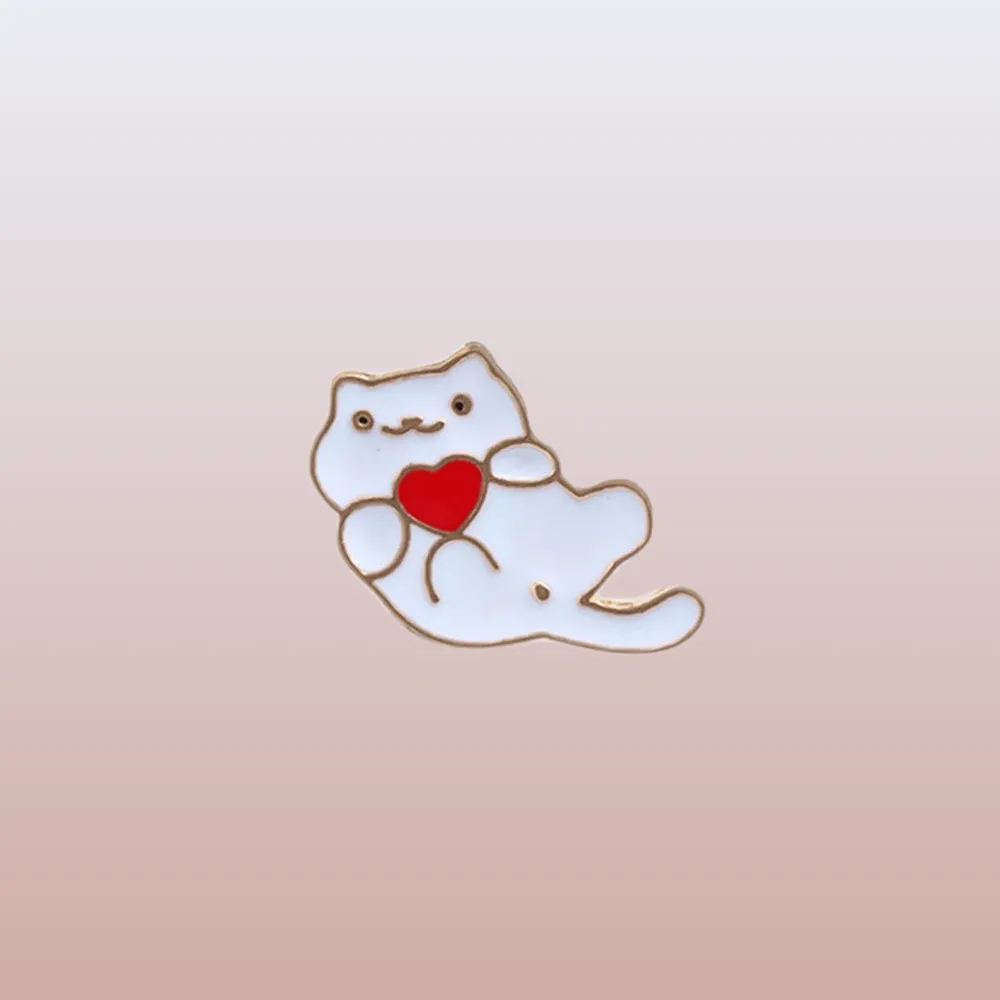 Découvrez le Pin's Animaux - Chaton Cœur, l'accessoire parfait pour montrer votre amour des félins. Achetez maintenant et adopttez ce bijou adorable !