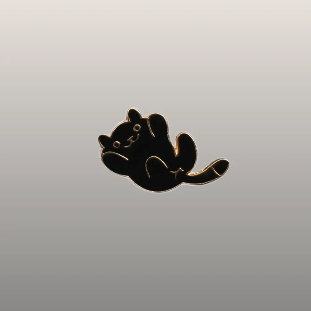 Découvrez notre Pin's Animaux - Chaton Noir, l'accessoire parfait pour montrer votre amour des chats. Achetez-le dès maintenant !