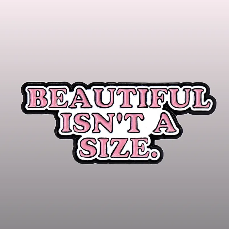 Achetez nos pins Féministe - Beautiful Isn't a Size pour afficher votre engagement envers la diversité et la beauté authentique.