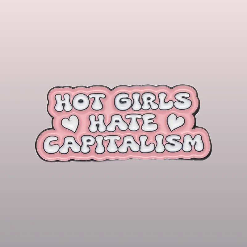 Découvrez nos pins Féministe - Capitalisme, l'accessoire idéal pour affirmer vos convictions. Achetez maintenant et ajoutez une touche engagée à votre style !