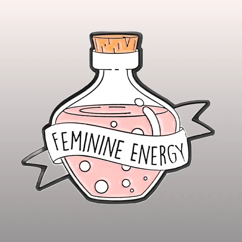 Découvrez nos pins Féministe - Feminine Energy pour exprimer votre engagement. Parfaits pour ajouter une touche unique à votre style tout en soutenant la cause, achetez-les dès maintenant !