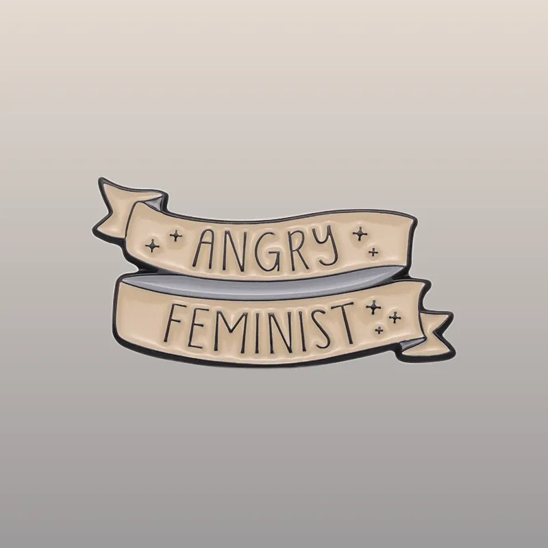 Découvrez nos pins Féministe - Pas Contente, l'accessoire parfait pour exprimer votre engagement. Achetez-le dès maintenant et affichez votre soutien à la cause féministe !