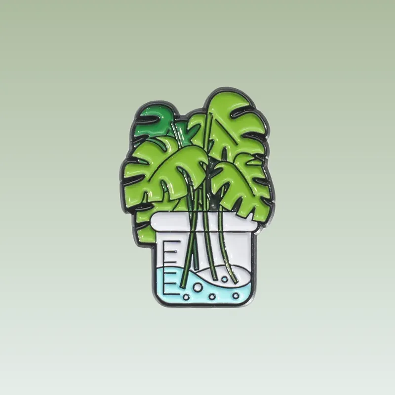 Découvrez nos pins Fleurs - Monstera de Laboratoire, parfaits pour ajouter une touche botanique à votre style. Commandez dès maintenant et embellissez vos tenues !