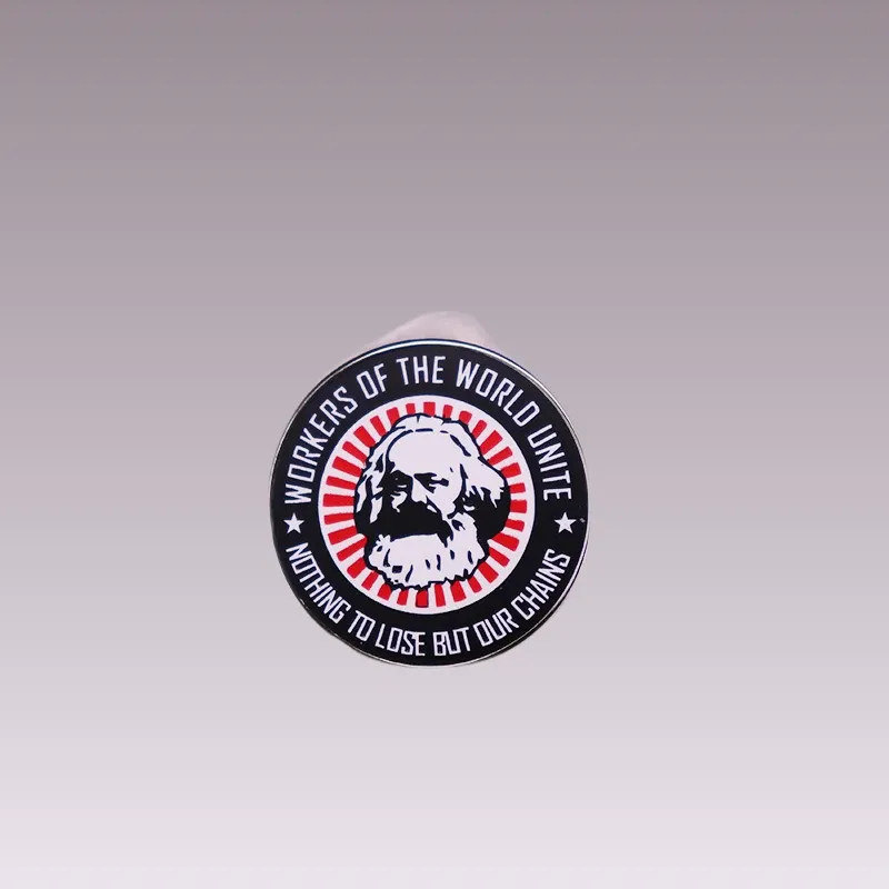 Découvrez notre pin's Karl Marx unique pour exprimer vos convictions. Achetez dès maintenant et ajoutez une touche emblématique à votre collection !
