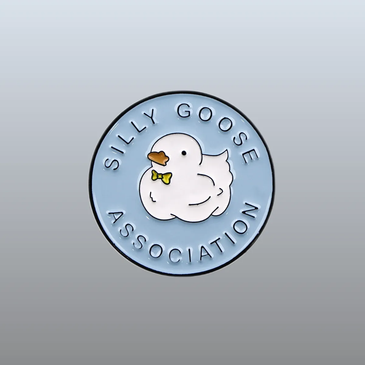 Découvrez le Pin's Original - Silly Goose Association, un accessoire unique à collectionner. Achetez-le maintenant pour ajouter une touche originale à votre style !