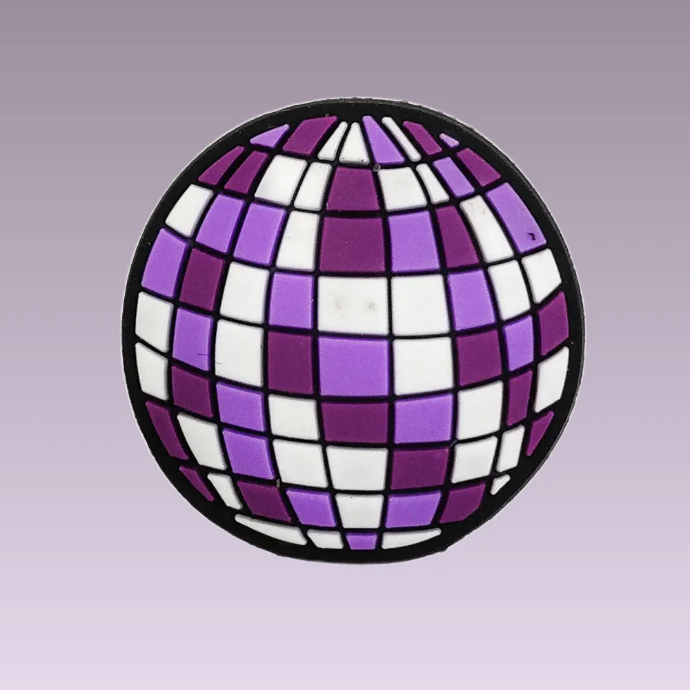 Découvrez nos pin's pour Crocs - Boule Disco, parfaits pour personnaliser vos chaussures et ajouter une touche fun à votre look. Achetez-les dès maintenant !