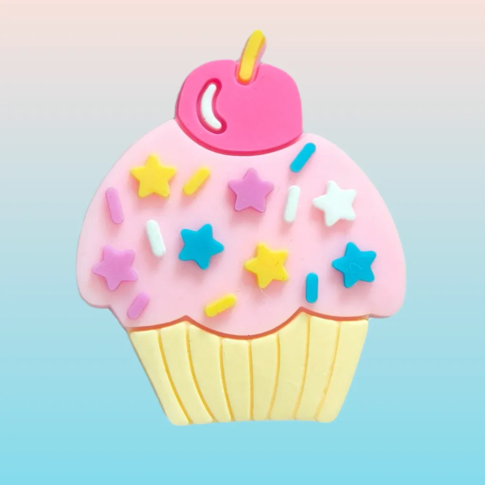Achetez des pin's pour Crocs - Cupcake et personnalisez vos chaussures avec style. Découvrez notre collection colorée et fun pour ajouter une touche gourmande à vos Crocs !