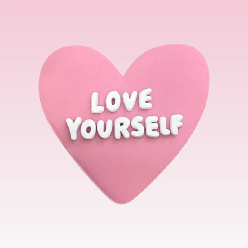 Découvrez le pin's pour Crocs - Love Yourself <3, l'accessoire parfait pour personnaliser vos chaussures avec style. Achetez dès maintenant et exprimez votre amour pour la mode!