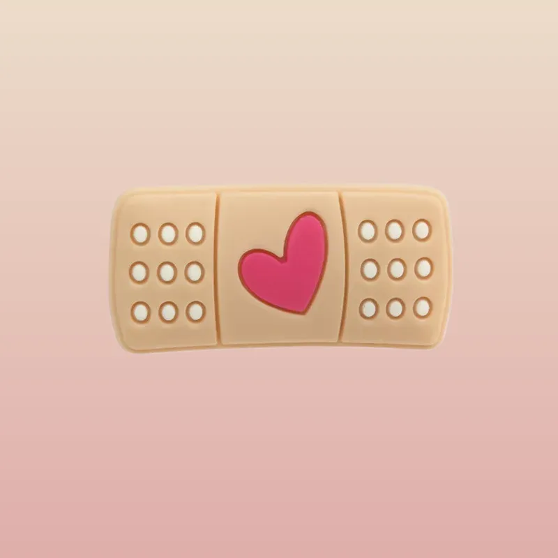 Découvrez nos pin's pour Crocs - Pansement <3, l'accessoire parfait pour personnaliser vos chaussures ! Avez-vous envie d'ajouter une touche d'originalité à votre style ? Commandez dès maintenant !