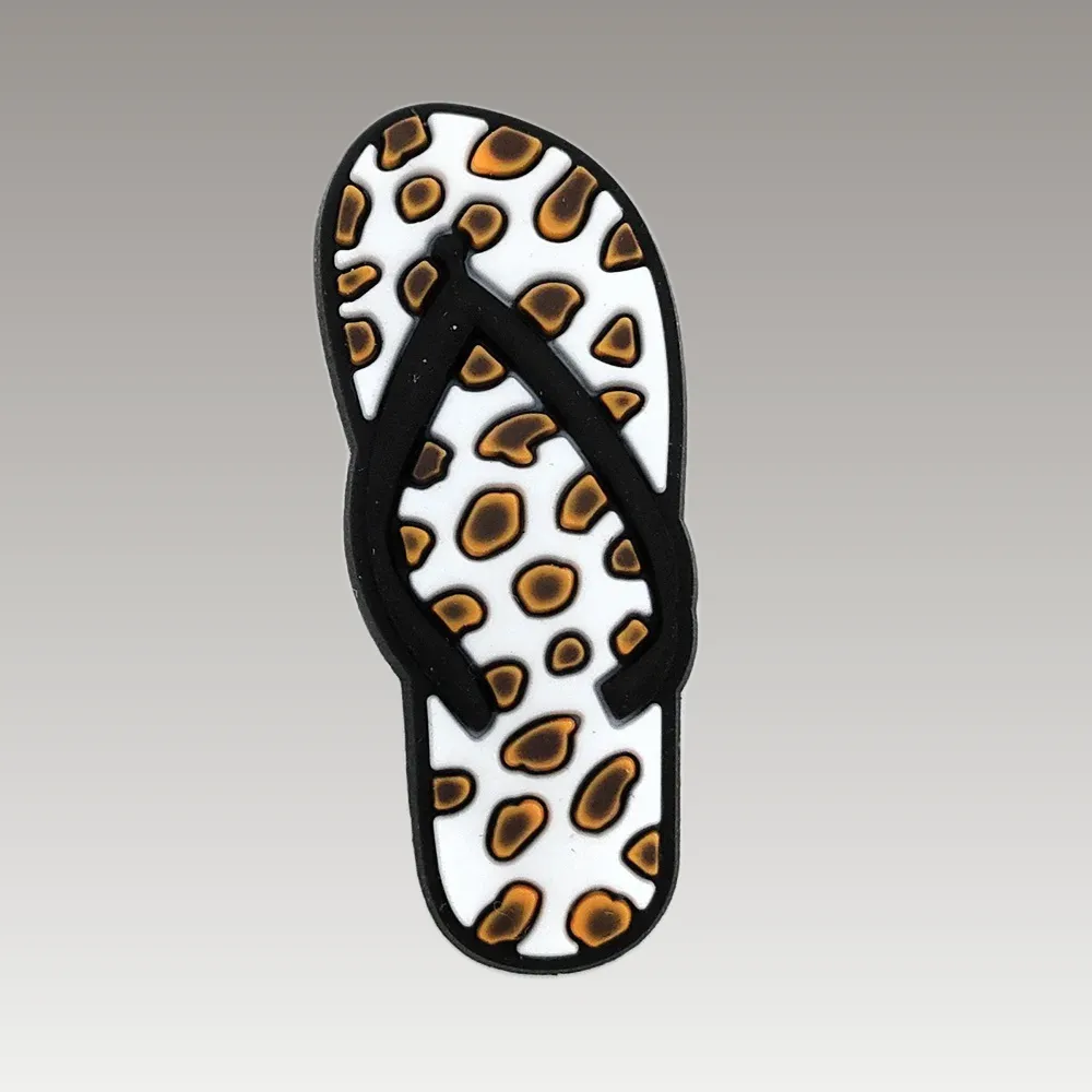 Découvrez nos pin's pour Crocs - Tong Léopard, l'accessoire parfait pour personnaliser vos chaussures et ajouter une touche unique à votre style. Achetez-les dès maintenant !