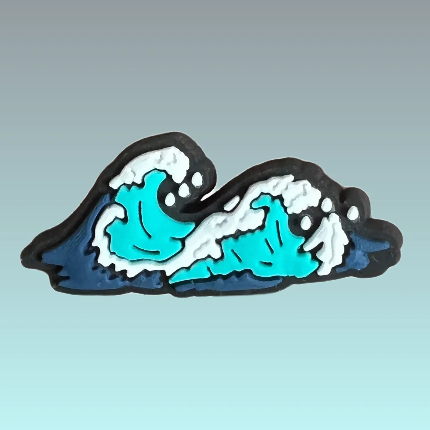 Découvrez nos pin's pour Crocs - Vague, l'accessoire parfait pour personnaliser vos chaussures ! Achetez maintenant et ajoutez une touche unique à votre style.