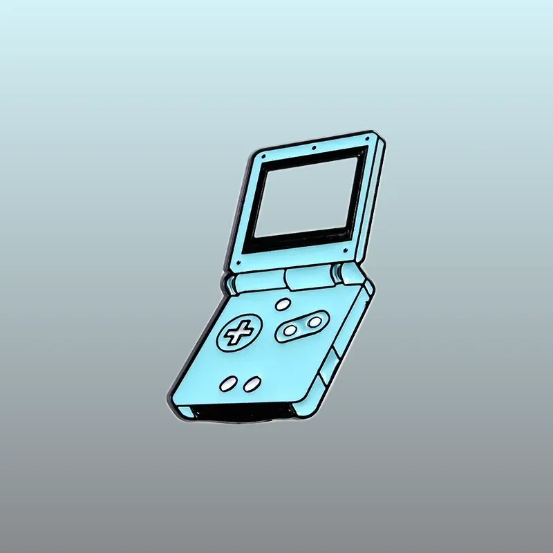 Découvrez nos pins Retro Gaming - Advance SP, des accessoires incontournables pour tous les passionnés de jeux vidéo rétro. Ajoutez une touche vintage à votre collection !