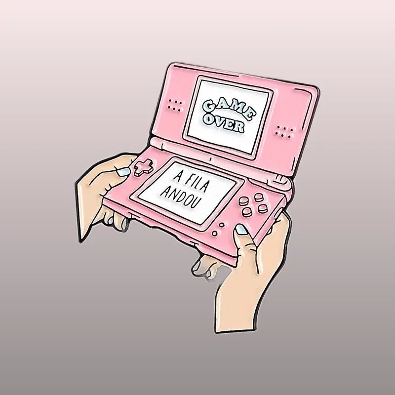 Découvrez nos pins Retro Gaming DS Lite, l'accessoire parfait pour les fans de jeux rétro. Ajoutez une touche nostalgique à votre collection et commandez-les dès maintenant !