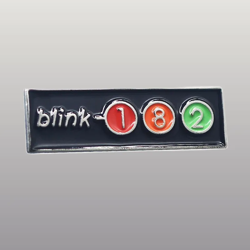 Découvrez nos pins vintage Blink 182, parfaits pour les fans en quête d'un style unique. Achetez dès maintenant et affichez votre passion pour le groupe !