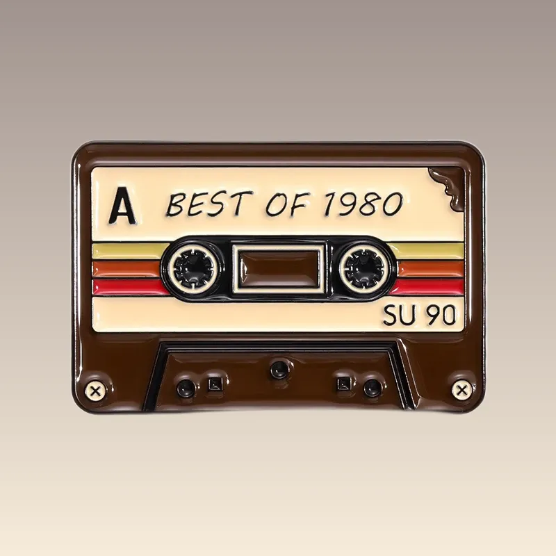 Découvrez nos pins vintage - Cassette rétro 1980, un accessoire incontournable pour ajouter une touche nostalgique à votre collection. Achetez maintenant !