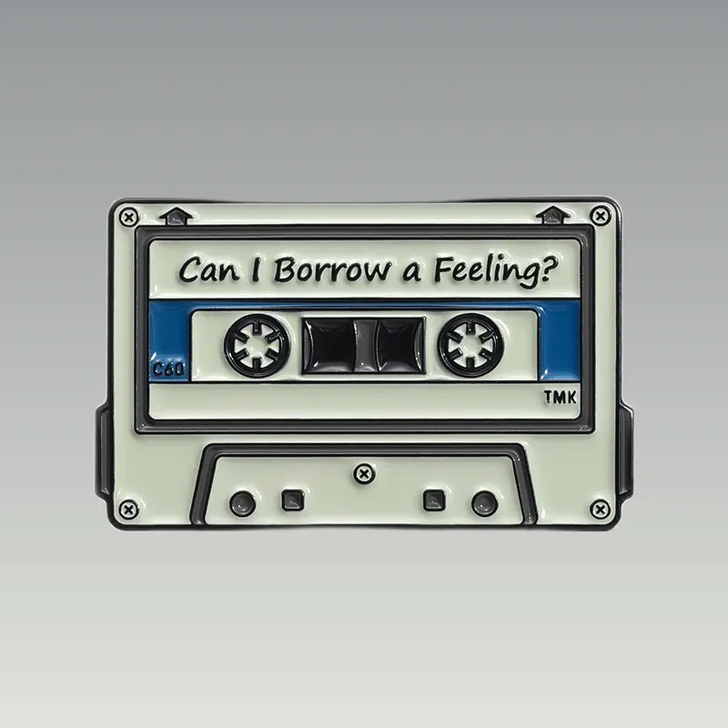 Découvrez nos pins Vintage - Cassette Retro Feeling pour ajouter une touche nostalgique à votre style. Achetez maintenant et démarquez-vous avec ces accessoires uniques!