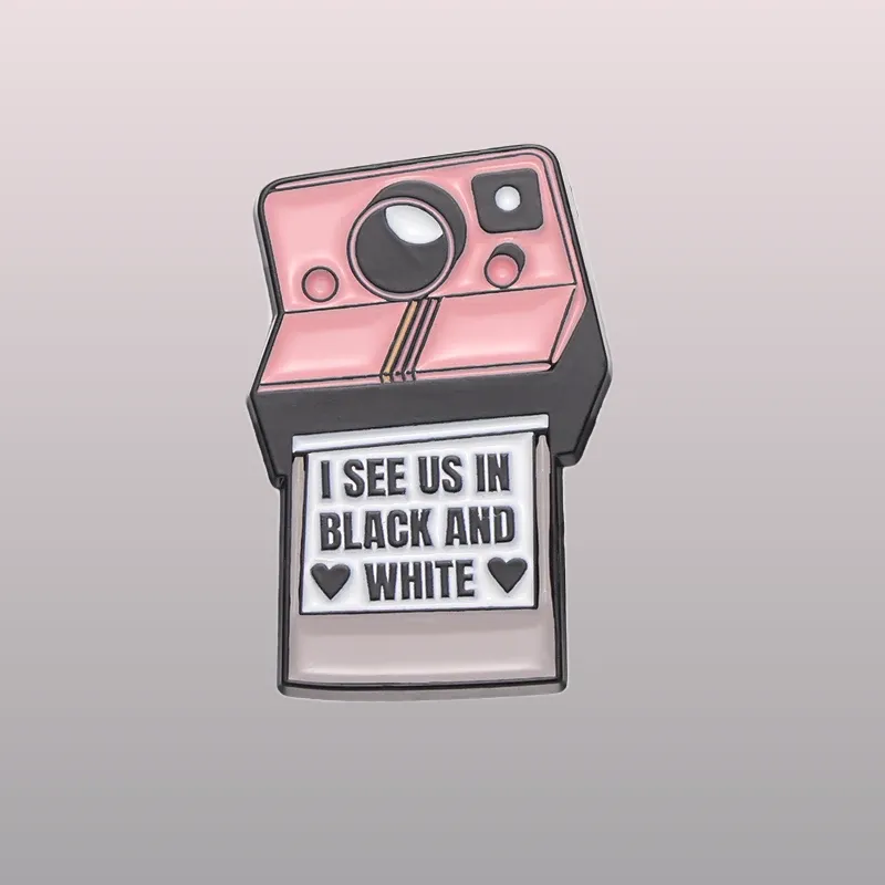 Achetez des pins vintage Polaroïd uniques pour ajouter une touche rétro à votre collection.