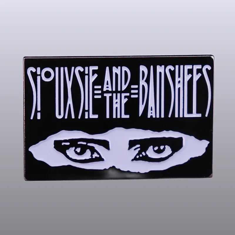Découvrez nos pins vintage Siouxsie and the Banshees, un must-have pour les collectionneurs et les fans de musique. Achetez maintenant et affichez votre style unique !