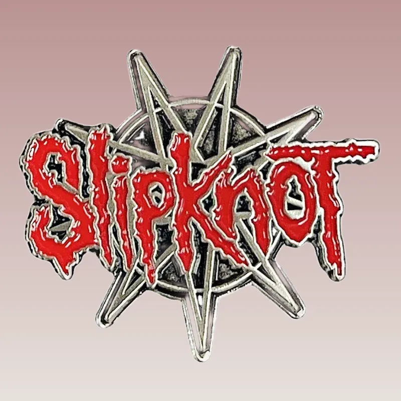 Découvrez nos pins vintage Slipknot, parfaits pour les fans du groupe ! Ajoutez une touche unique à votre collection ou offrez-les en cadeau. Achetez maintenant !