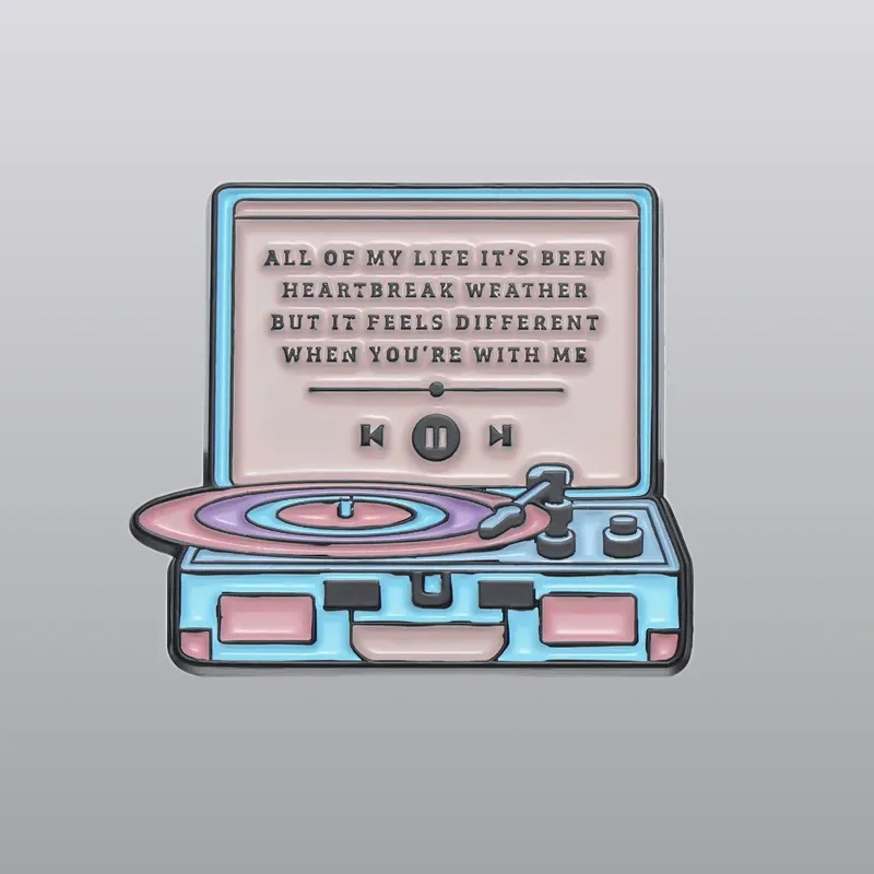 Découvrez nos pins Vintage - Tournedisque, un accessoire tendance et unique pour les passionnés de musique. Achetez maintenant et ajoutez une touche rétro à votre style !